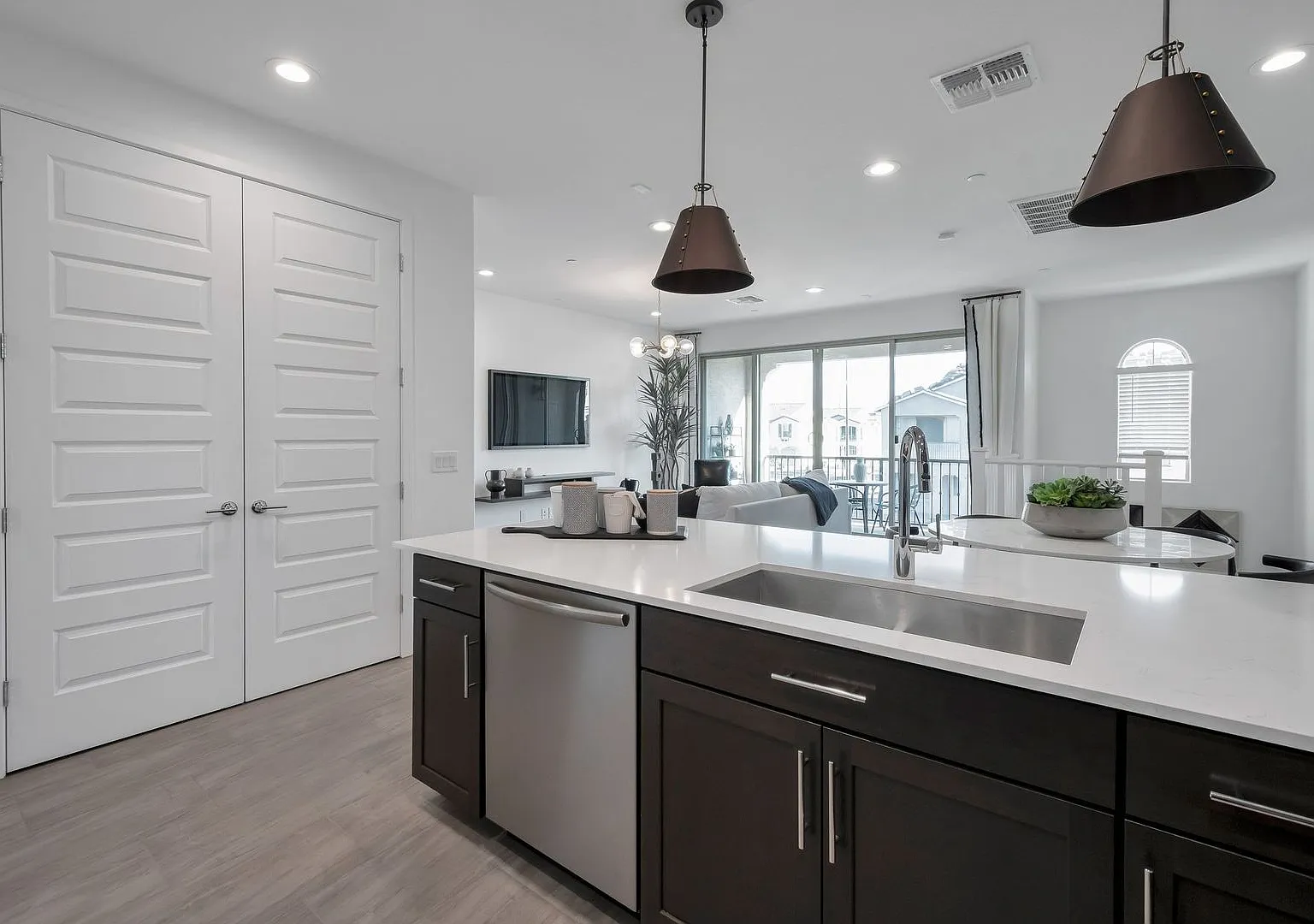 Like New luxurious Model Home with lots of Upgrades in Warner Meadow — Photo 4