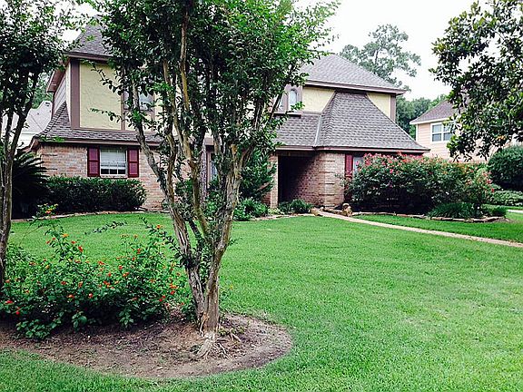 Mature trees, area pool, Klein ISD. Nice location to amenities.