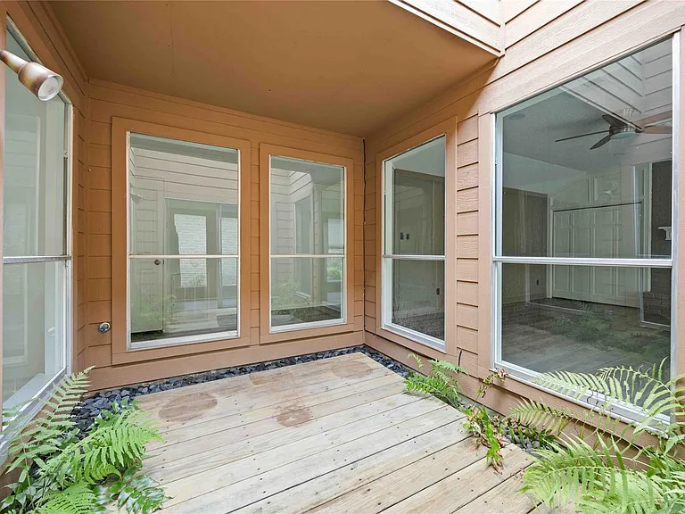 14143 Hillvale Dr — Photo 32