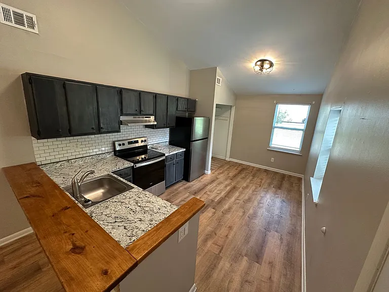 4630 Woodside Dr — Photo 3