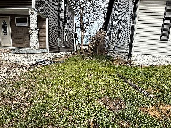 Side yard very spacious 