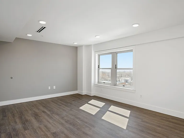The Netherland Apartments — Photo 26