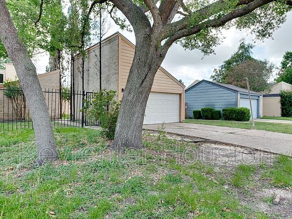 2nd image of 11922 Lakewood West Dr