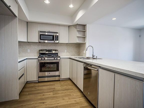 5th image of 1539 Beloit Ave Penthouse 7-SMARTROOM1