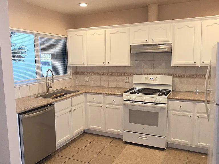 719 E Wardlow Rd #B — Photo 11