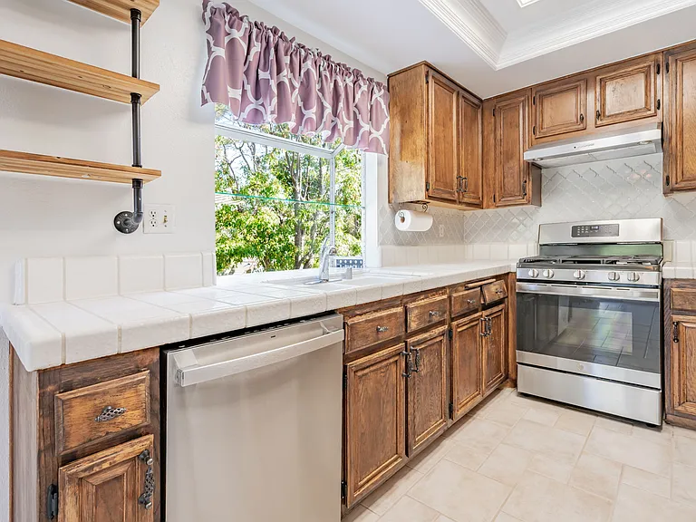 426 Algonquin Dr — Photo 3