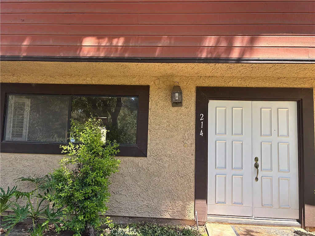 3 bed, 2.5 bath, 1320 sqft, $3,750 — Photo 2