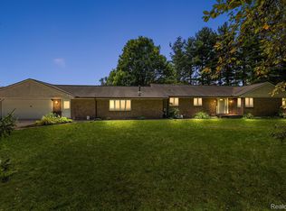 6152 Golf Club Rd, Howell, MI 48843