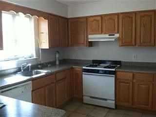 4th image of 296 Whiton St #2