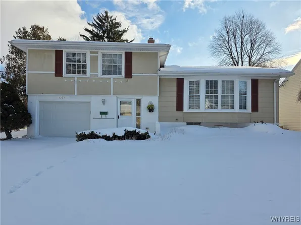 1325 Brookfield Dr, North Tonawanda, NY 14120