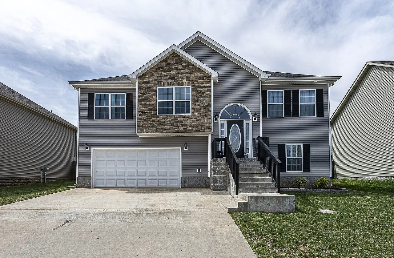 4 bed, 2006 sqft, $2,200 — Photo 1