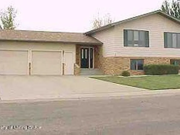 1044 18th St W, Dickinson, ND 58601