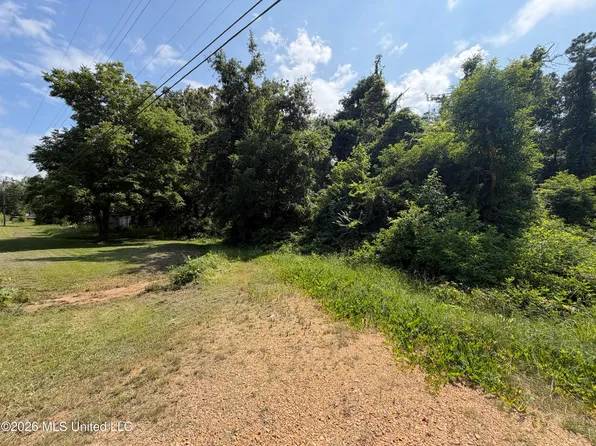 4555 Sardis Lake Dr, Batesville, MS 38606