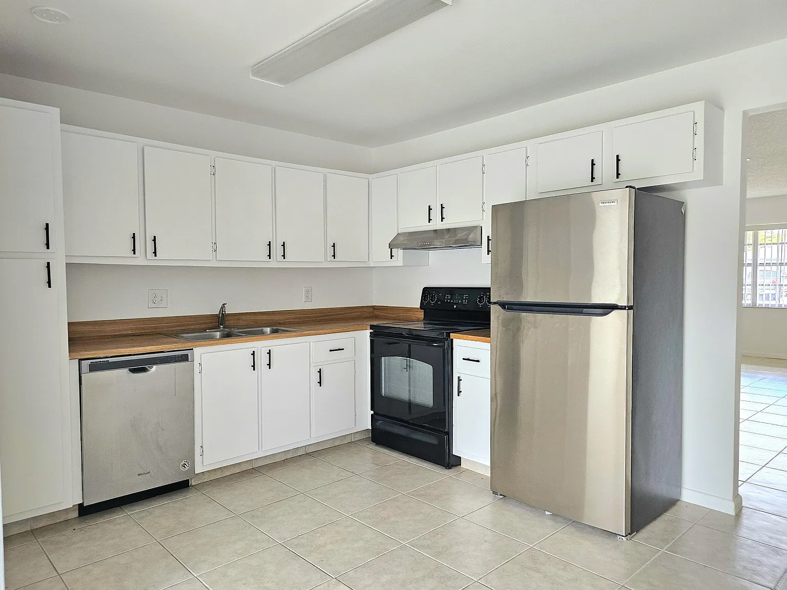 3 bed, 2.0 bath, 1336 sqft, $2,600 — Photo 2