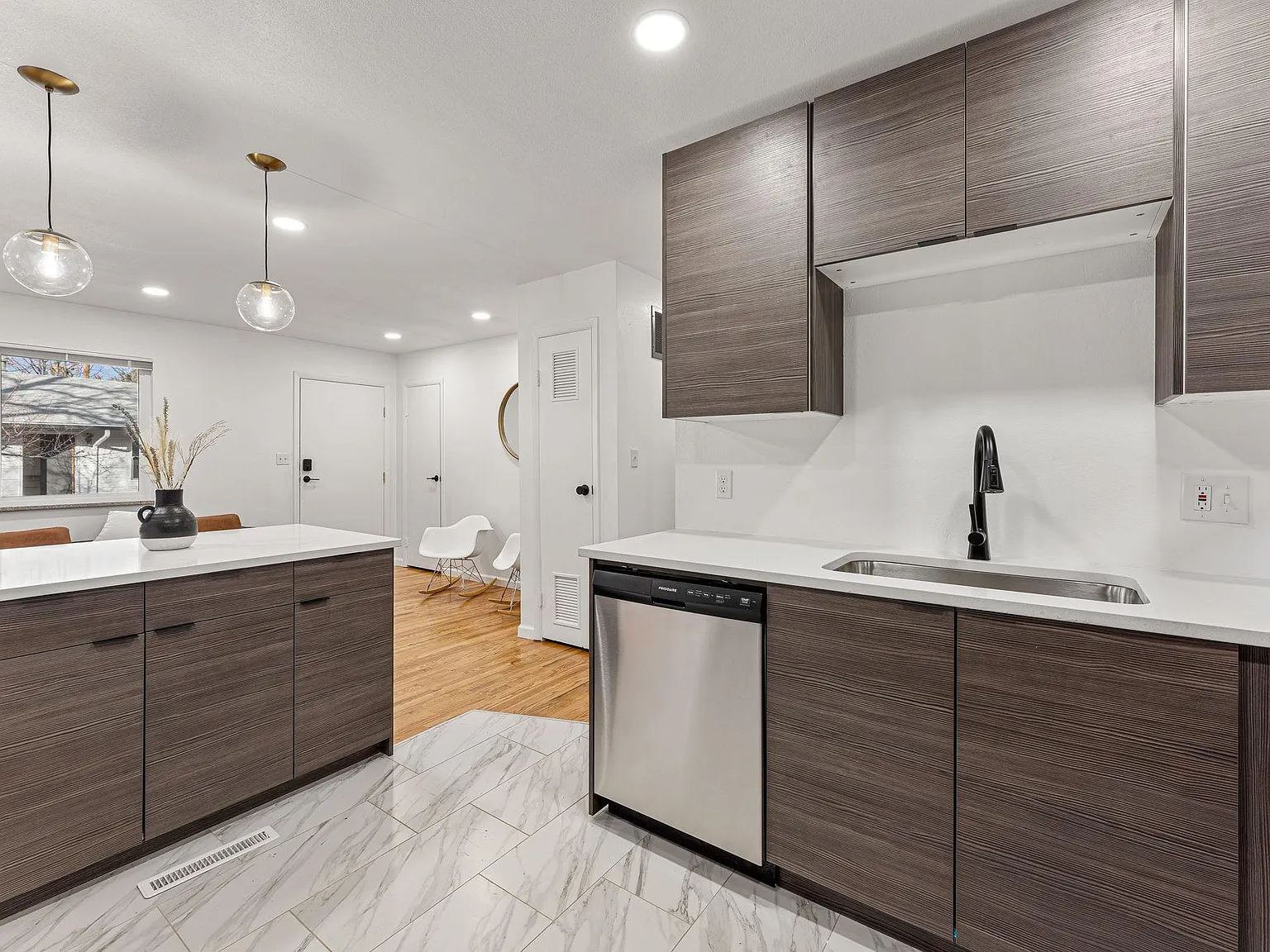 2 bed, 800 sqft, $3,300 — Photo 4