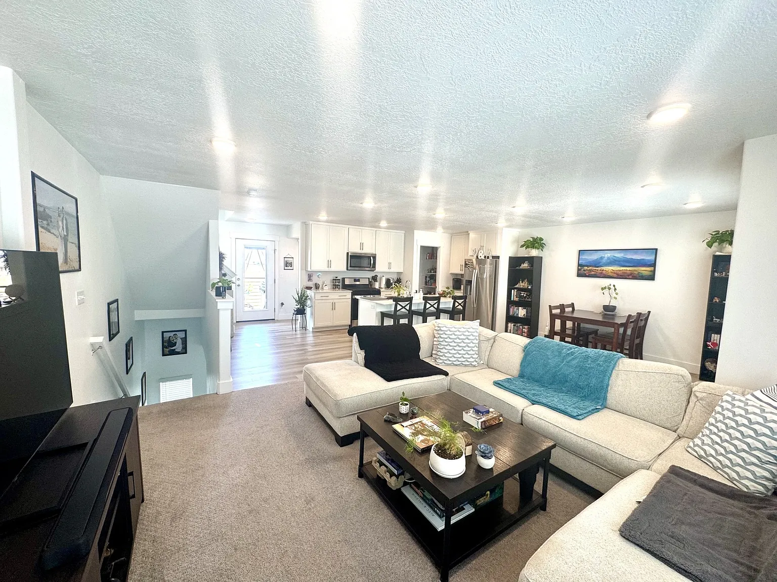 3 bed, 2.5 bath, 1670 sqft, $2,300 — Photo 4