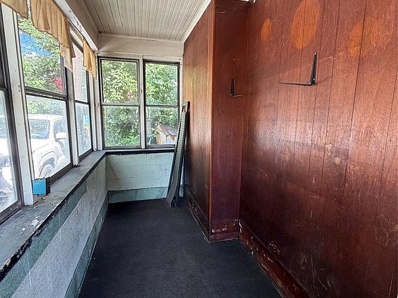 5th image of 136 Grant St