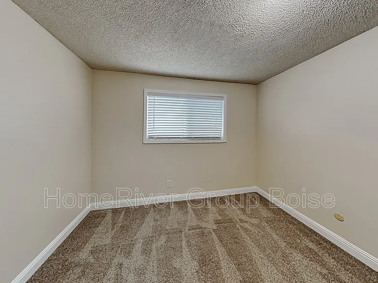 106 N Homedale Ave — Photo 8