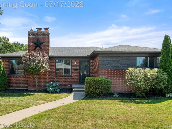21541 Pallister St, Saint Clair Shores, MI 48080