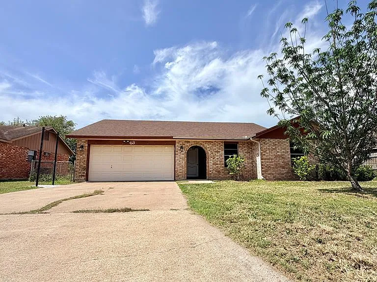 63 Calgary Ct — Photo 2