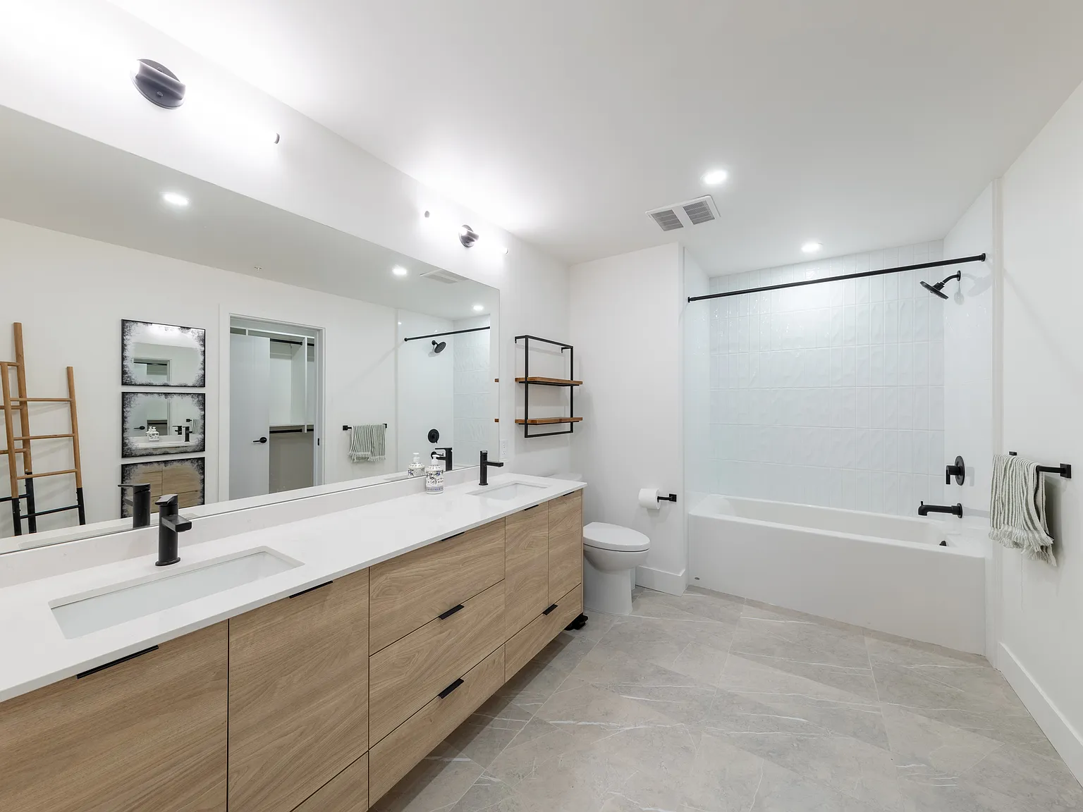 Plaxton Cres, Abbotsford — Photo 4