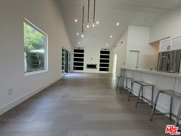 15122 Morrison St — Photo 33