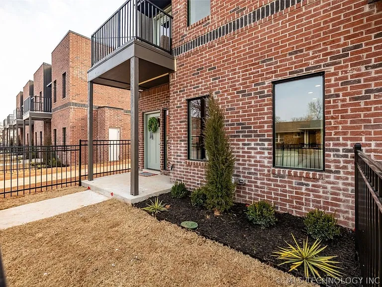 504 E B St — Photo 36