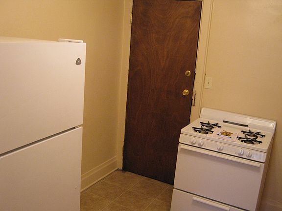 2nd image of 2820 W Clybourn St APT B
