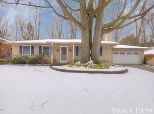 1100 Maplegrove Dr NW, Grand Rapids, MI 49504