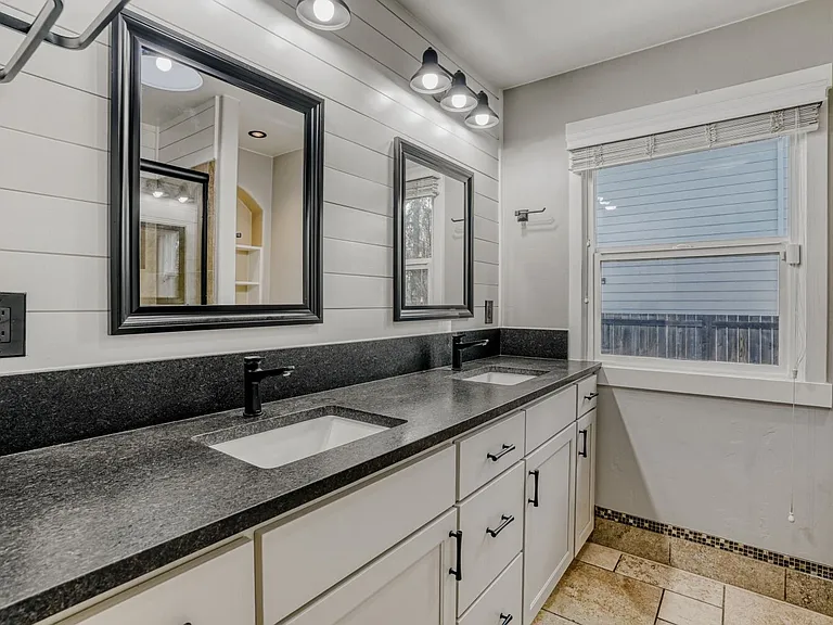 2507 NE 59th St — Photo 22