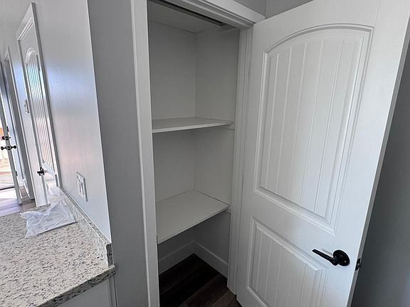 4th image of 366 Peters Dr #2