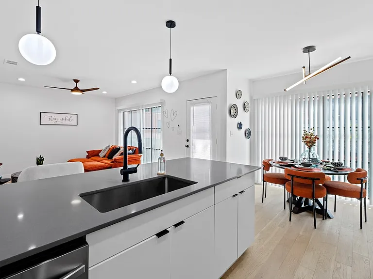 400 E 30th St #205 — Photo 4