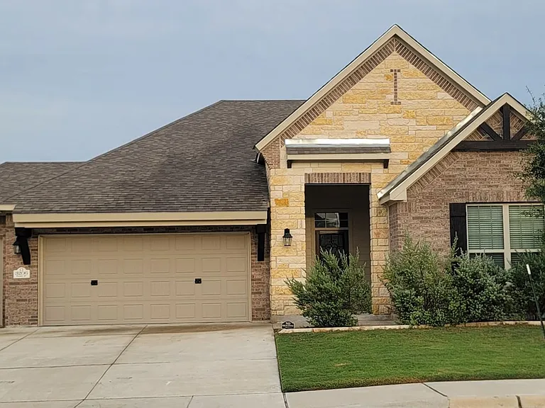 3206 Trinity Dr — Photo 1