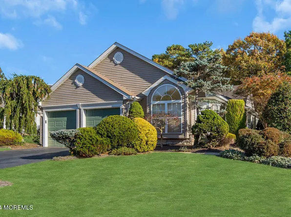 39 Oakmont Road, Lakewood, NJ 08701