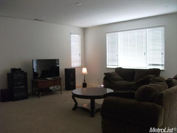 5th image of 702 W Glendora Ave