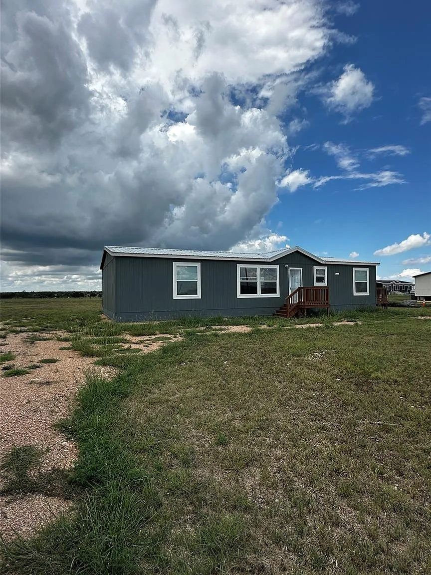 4 bed, 2.0 bath, 1458 sqft, $2,200 — Photo 1