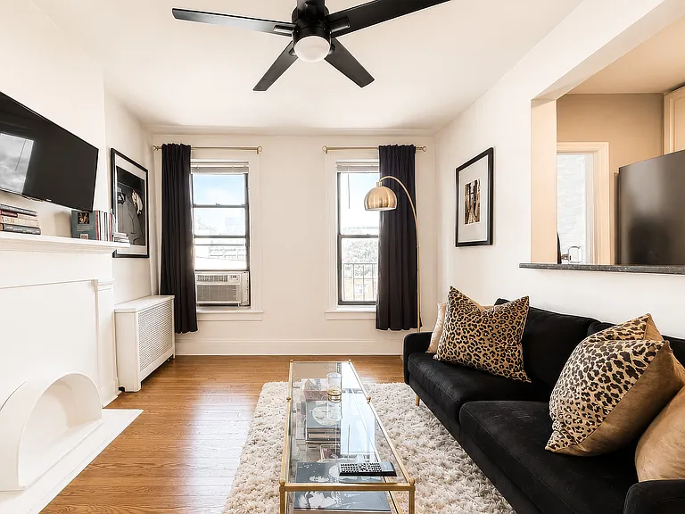 160 Smith St #4R — Photo 2