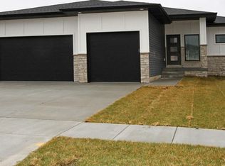 175 Kristi Ln, Hickman, NE 68372