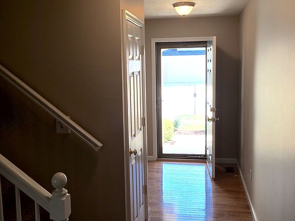 4th image of 323 Wild Oak Dr