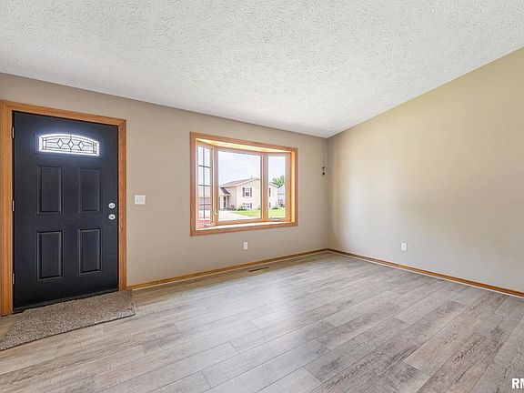 3rd image of 1016 Calvin St