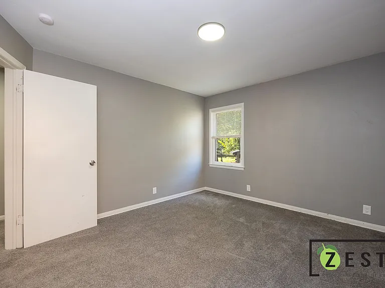5235 Chatsworth — Photo 21