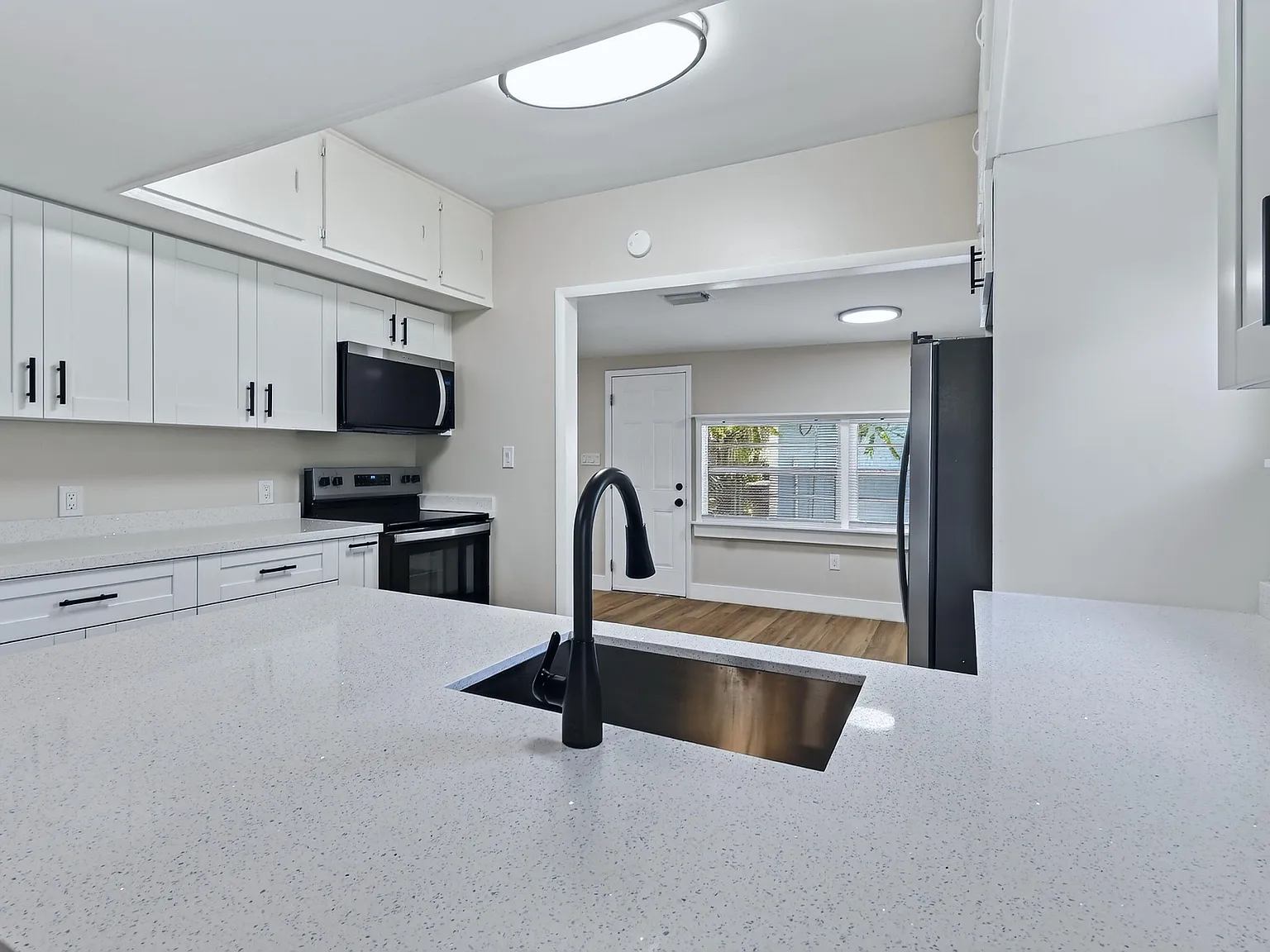 3 bed, 2.0 bath, 1274 sqft, $2,895 — Photo 3