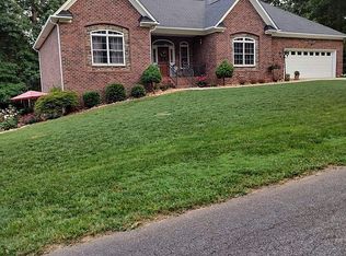 1265 Brookstone Dr, Hickory, NC 28602