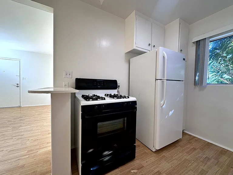 5748 Hazeltine Ave. — Photo 6