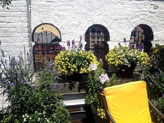 Sold by Compass | media 23