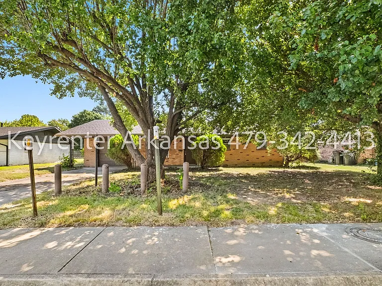 207 Carlton St — Photo 3