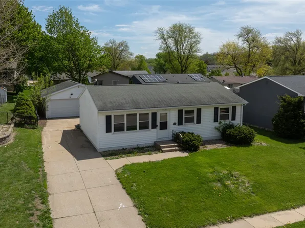 1625 S View Dr NW, Cedar Rapids, IA 52405