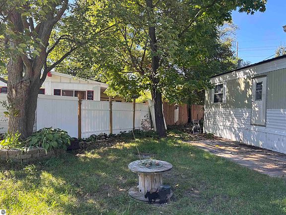 3rd image of 1636 Crescent St