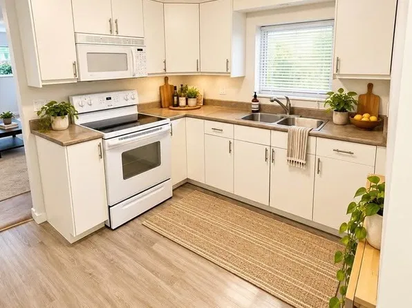 4825 Georgia St, Burnaby, BC V5C 2W1