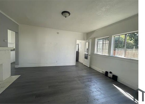 3rd image of 472 W 47th Pl #472